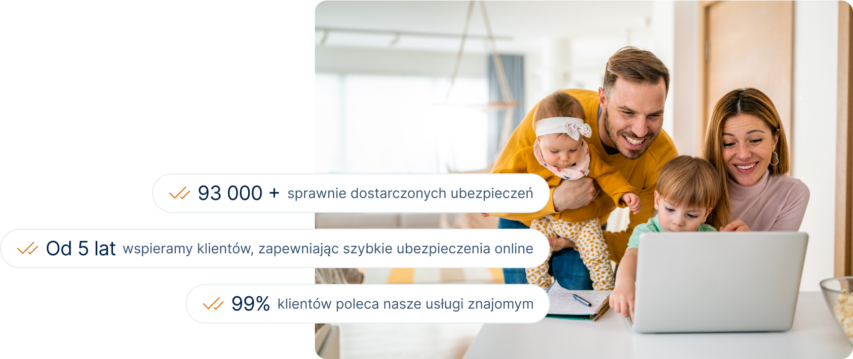 Rodzina wybierająca ubezpieczenie online